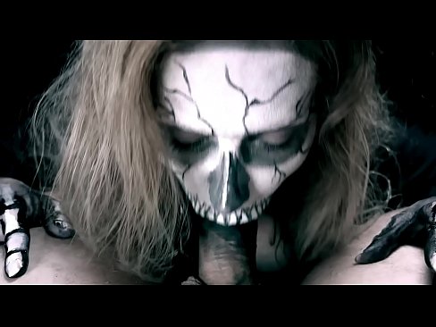 ❤️ Demoniczna dziewczyna ssąca kutasa swoimi czarnymi ustami i połykająca spermę. ️ Porno at us ❌️
